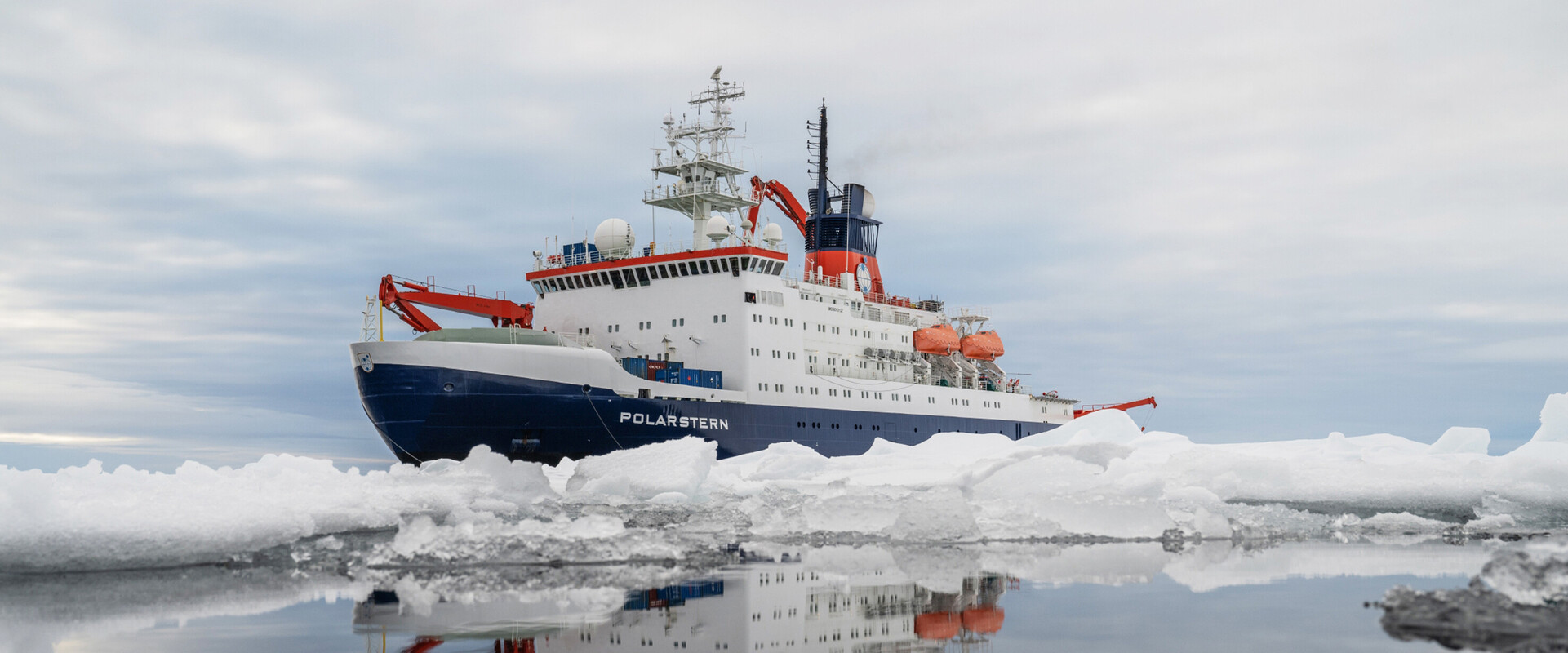 Das Forschungsschiff Polarstern im arktischen Eis.