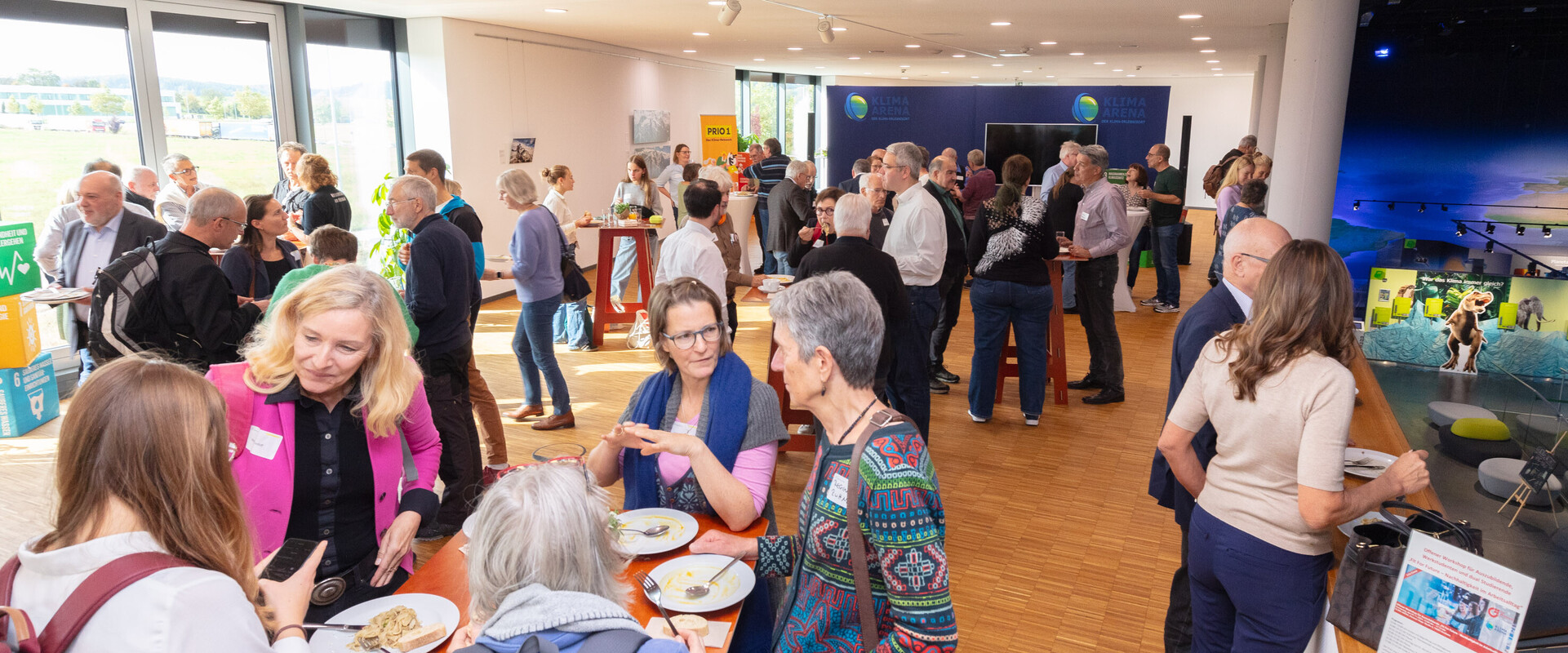 Menschen auf der Eventfl&auml;che der Klima Arena